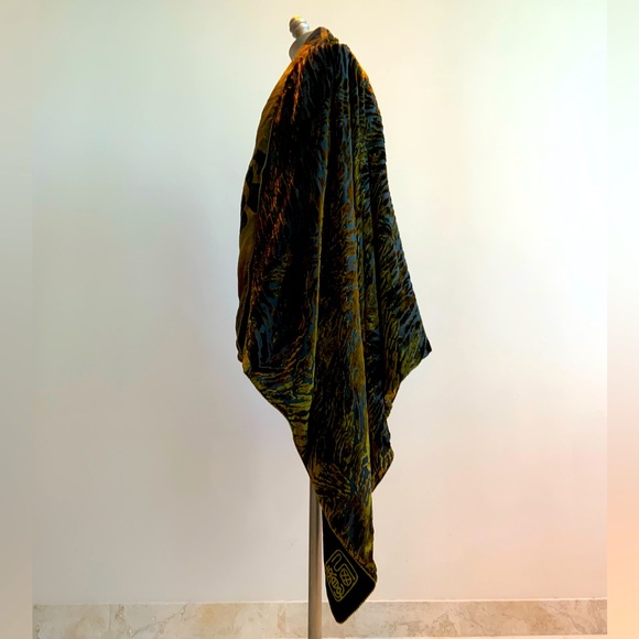 Dramatic Burnt Velvet Double Faced Wrap - Picture 4 of 9